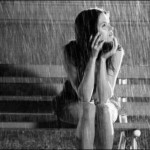 donna sotto la pioggia