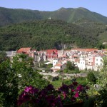 panoramica del borgo e antico palazzi comunale in rosso